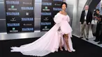 Rihanna menghadiri pemutaran perdana "Valerian and The City of a Thousand Planets" di Los Angeles, 17 Juli 2017. Biasa tampil dengan gaun-gaun provokatif, Rihanna kali ini memilih sesuatu yang feminin, manis, dan dramatis. (Jordan Strauss/Invision/AP)