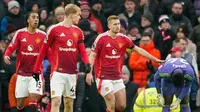 Kekecewaan skuad Manchester United usai kebobolan dalam laga Premier League versus Brighton, Minggu (19/1/2025). (c) AP Photo/Dave Thompson