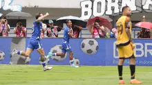 Pemain Persib, Beckham Putra (tengah) merayakan golnya ke gawang Persija pada pertandingan pekan ke-17 BRI Super League 2025/2026 di Stadion Gelora Bandung Lautan Api (GBLA), Bandung, Jawa Barat, Minggu 11 Januari 2026. Menjamu Persija Jakarta pada pertandingan pekan ke-17 BRI Super League 2025/2026 di Stadion Gelora Bandung Lautan Api (GBLA), Bandung, Jawa Barat, Minggu 11 Januari 2026 sore, Persib Bandung unggul 1-0. (Bola.com/Abdul Aziz)