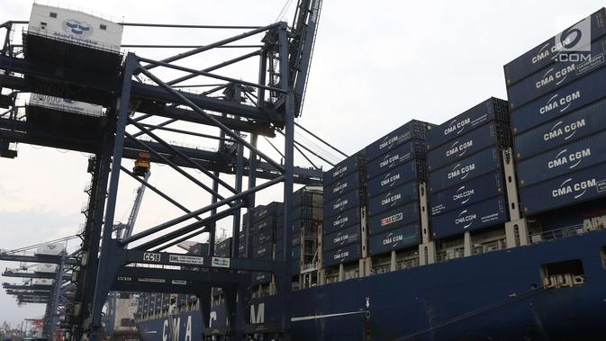 Persiapan keberangkatan kapal besar (Direct Call) pembawa kontainer yang membawa ekspor Indonesia ke Amerika Serikat (AS) di Pelabuhan Tanjung Priok, Jakarta, Selasa (15/5). (Liputan6.com/Angga Yuniar)