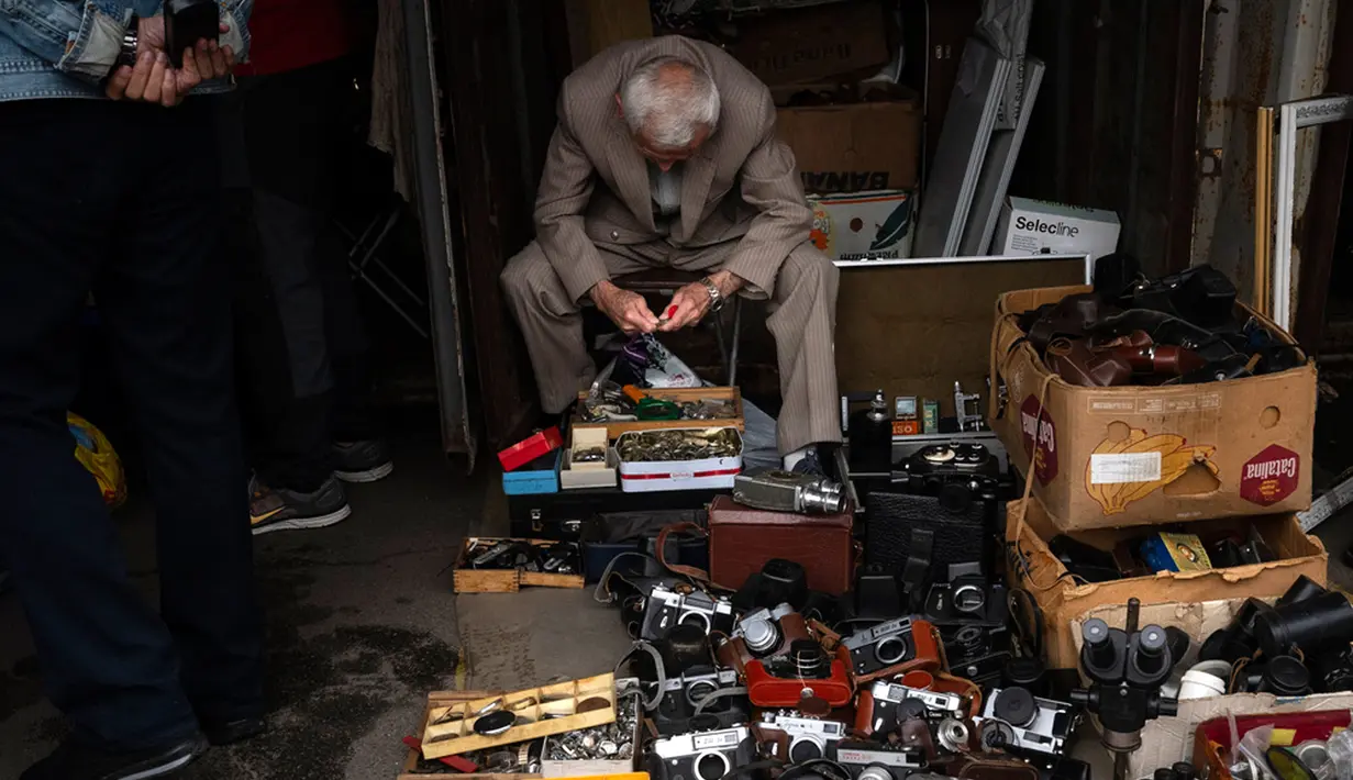“Ini murni bisnis, tidak ada simpatisan (Uni Soviet) di sekitar sini. Barang-barang seperti ini sangat diminati,” kata Kristian Zander, pedagang pasar berusia 49 tahun. (AP Photo/Jae C. Hong)