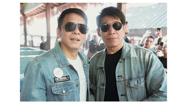 3. Kekompakan dengan Kacamata Hitam