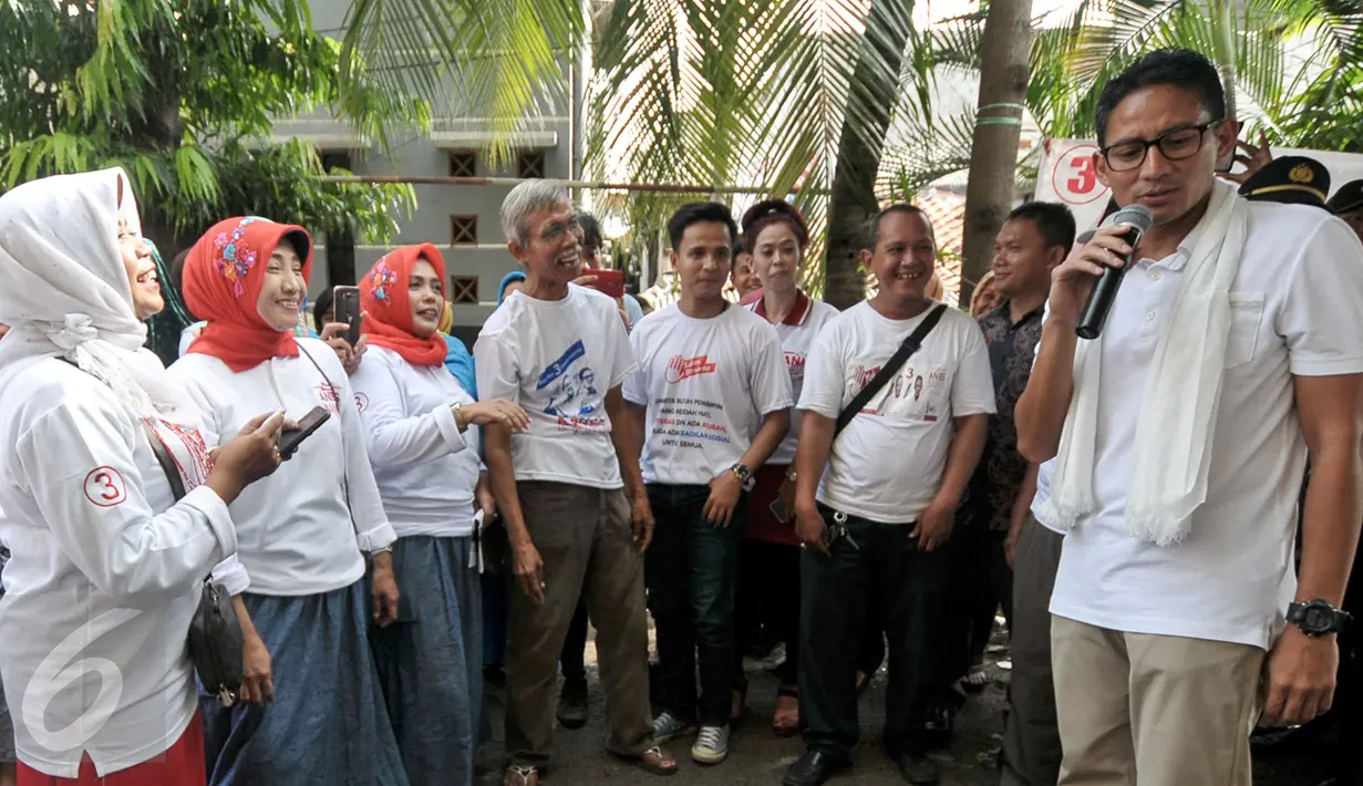 Calon Wakil Gubernur DKI Jakarta, Sandiaga Salahudin Uno saat menjelaskan visi dan misinya bila terpilih nanti, Jakarta, Selasa (6/12). Sandiaga Uno temui warga Jelambar untuk sosialisasi  visi misinya bila terpilih nanti. (Liputan6.com/Yoppy Renato)