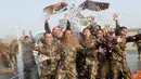 Citizen6, Lebanon: Seluruh prajurit yang naik pangkat mengikuti tradisi kenaikan pangkat “Pesta Air”. (Pengirim: Badarudin Bakri Badar)