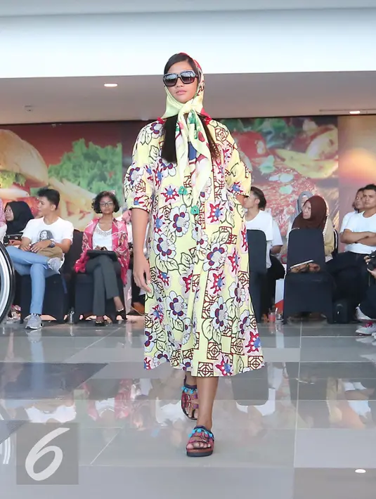 Busana karya desainer Mel Ahrya ikut memeriahkan fashion show di Terminal 3 Ultimate Bandara Soekarno Hatta, Tangerang, Banten, Rabu (20/7). (Liputan6.com/Angga Yuniar)