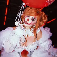 Turut merayakan Halloween, Demi Lovato juga tampil memukau. Ia mengenakan kostum badut Pennywise dari film IT pada pesta Halloween tahunan keempatnya di Los Angeles. (Instagram/ddlovato)