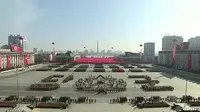 Suasana parade militer Korea Utara yang digelar di Pyongyang, Korea Utara (8/2). Parade militer ini digelar karena Korea Utara menetapkan 8 Februari sebagai hari lahir angkatan bersenjata negara mereka.  (KRT via AP Video)