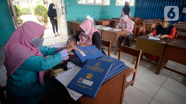 Sekolah di Tangsel Terapkan Prokes Saat Pembagian Raport