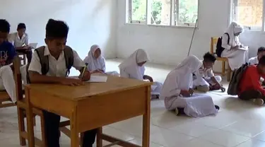 Kekurangan fasilitas ini sudah enam bulan di rasakan oleh siswa di SMP tersebut.