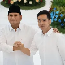 Prabowo Subianto dan Gibran Rakabuming Raka tampil serba putih saat resmi ditetapkan sebagai presiden dan wakil presiden terpilih. [@prabowo]