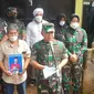 KSAD Jenderal Dudung Abdurachman bersama ayah, alhamrhum Handi Saputra, salah satu korban tabrak lari Nagreg yang dilakukan oknum TNI AD tengah memberikan keterangan di depan wartawan di rumah duka Kampung Cijolang, Garut. (Liputan6.com/Jayadi Supriadin)