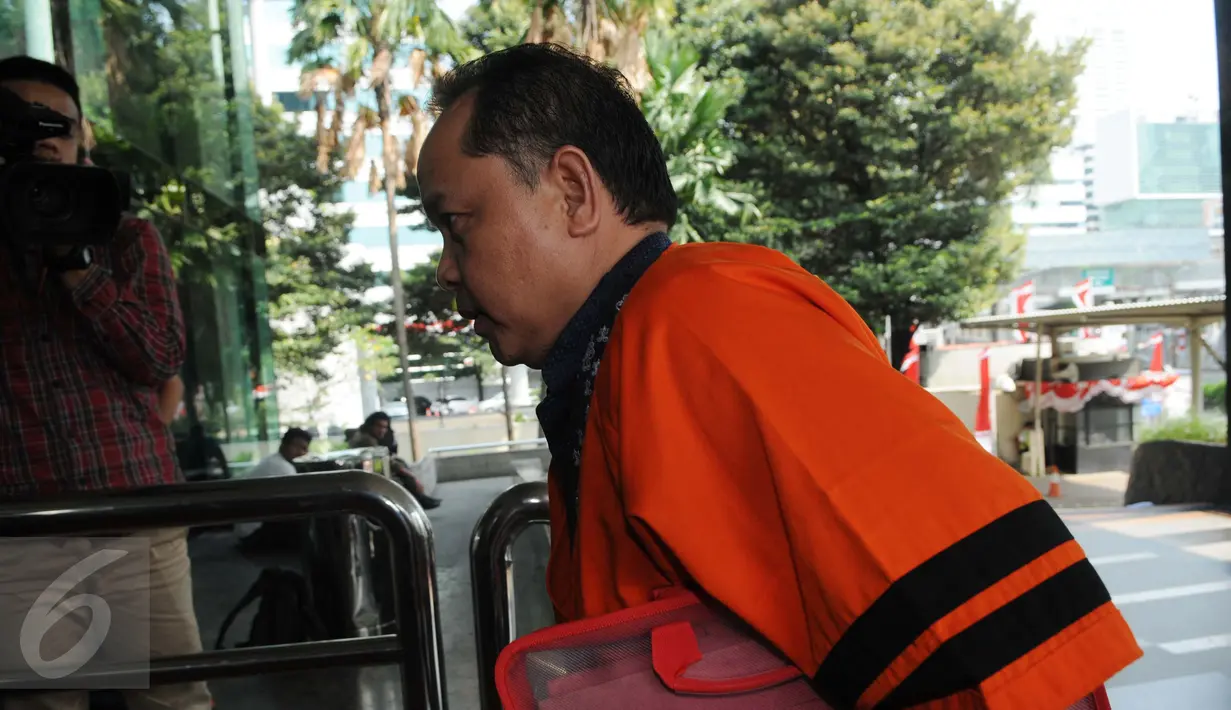 Mantan Wakil Direktur Keuangan RSUD M Yunus Bengkulu Edy Santoni (depan) saat tiba di Gedung KPK, Jakarta, Jumat (19/8). Edy Santoni diperiksa sebagai saksi terkait kasus dugaan suap  RSUD M Yunus Bengkulu tahun 2011 .(Liputan6.com/Helmi Afandi)