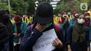 Mahasiswa yang tergabung dalam Aliansi BEM SI melakukan aksi unjuk rasa di kawasan Kuningan Persada sekitar Gedung Merah Putih KPK, Jakarta, Rabu (16/6/2021). Selain berunjuk rasa, para mahasiswa juga melakukan aksi teatrikal menolak pelemahan KPK melalui TWK. (Liputan6.com/Helmi Fithriansyah)