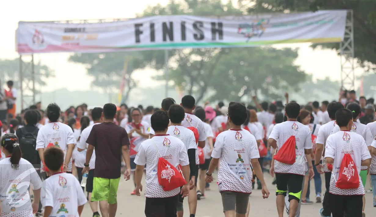 Para peserta mengikuti acara lomba lari Joyful Run 2017 di Alam Sutera, Tangerang Selatan, Minggu (7/5). Joyful Run dibagi ke dalam tiga kategori, mulai dari 2.5 kilometer, 5 kilometer, dan 10 kilometer. (Liputan6.com/Helmi Afandi)