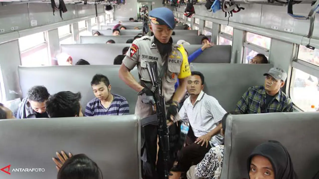 brimob-kawalmudik130806b.jpg