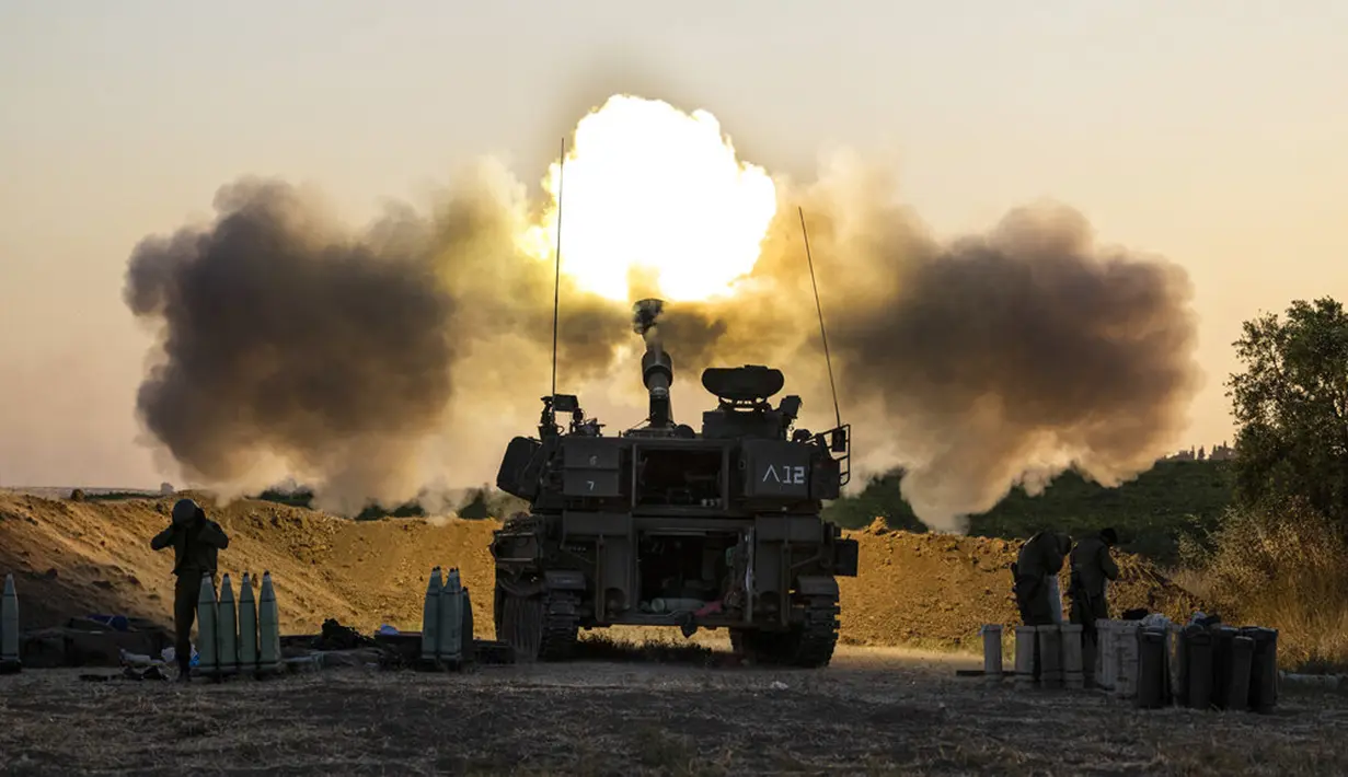 Unit artileri Israel menembakkan peluru ke arah sasaran di Jalur Gaza di perbatasan Gaza-Israel, Rabu (19/5/2021). Jumlah penduduk Jalur Gaza yang tewas akibat serangan Israel sampai saat ini mencapai 228 orang. (AP Photo/Tsafrir Abayov)