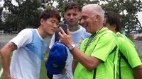 Pelatih Persib, Mario Gomez, bersama beberapa pemain Persib. (Bola.com/Erwin Snaz)