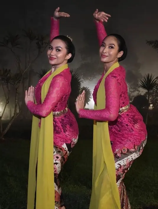 <p>Keduanya pun saat menari Jaipong bak pinang dibelah dua mengenakan kebaya brokat warna pink lengan panjang. [@happysalma]</p>