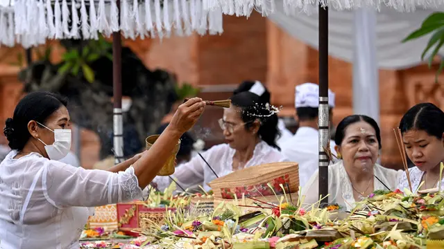 Khusyuk Peringatan Hari Raya Galungan di Bali
