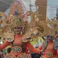 Sejumlah peserta mengikuti Gorontalo Karnaval Karawo di lapangan Taruna Remaja, Kota Gorontalo, Sabtu (20/10). Gorontalo Karnaval Karawo merupakan agenda tahunan yang digelar untuk meningkatkan kunjungan wisatawan. (Liputan6.com/Rahmad Arfandi Ibrahim)