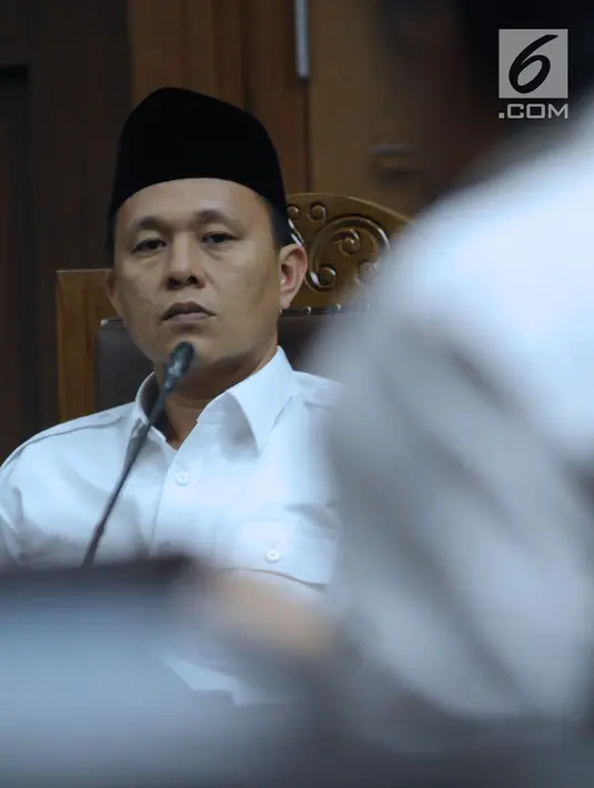Bupati Lampung Tengah nonaktif, Mustafa menyimak keterangan saksi pada sidang lanjutan di Pengadilan Tipikor, Jakarta, Kamis (17/5). Sebelumnya, Mustafa didakwa menyuap beberapa anggota DPRD Lampung Tengah 2014-2019. (Liputan6.com/Helmi Fithriansyah)