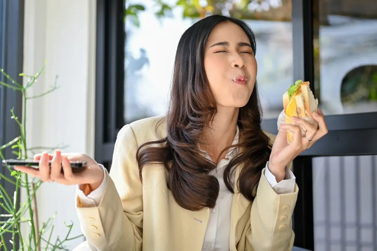 makan siang sandwich bahagia senang perempuan bekerja