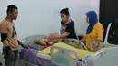 "Om Benny sedang di kamar seperti biasa, mau sarapan pagi tapi perawat yg biasa merawat dia melihat tidak ada gerakan pernapasan," ucap Agung di rumah duka di Larangan, Ciledug, Tangerang Selatan, Selasa (24/10/2017). (Adrian Putra/Bintang.com)