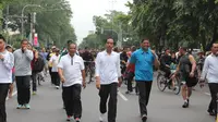 Jokowi nampak berjalan santai di jalan protokol Slamet Riyadi sekitar pukul 06.45 WIB. (Reza Kuncoro/Liputan6.com)