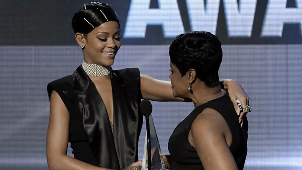 rihanna-131125b.jpg