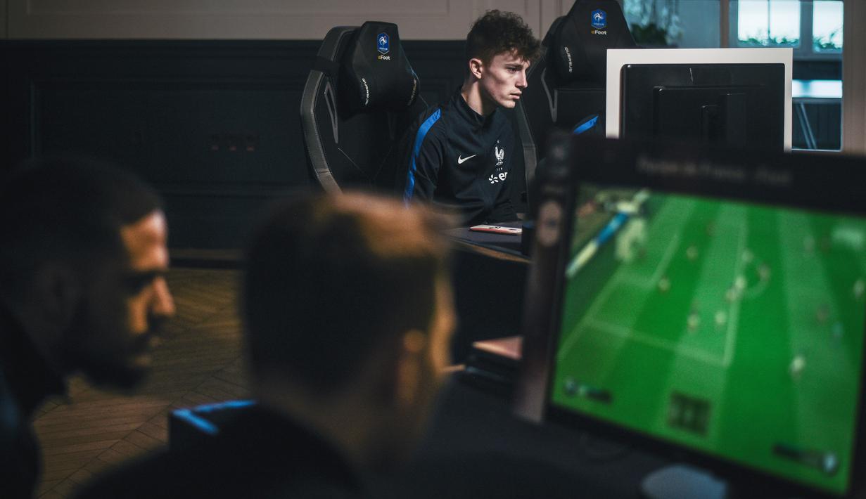 Sebanyak 16 atlet e-sports Prancis cabang FIFA mengikuti karantina seleksi di Clairefontaine en Yvelines, Selasa (12/2). Mereka mengikuti pemusatan layaknya Timnas Prancis sebelum nantinya disaring menjadi enam terbaik. (AFP/Lucas Barioulet)