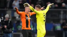 Para pemain Shakhtar Donetsk melakukan selebrasi usai pertandingan sepak bola Grup H Liga Champions antara Shakhtar Donetsk dan Barcelona di Volksparkstadion, Hamburg, Jerman, Selasa (7/11/2023). Shakhtar Donetsk menang 1-0. (AP Photo/Matthias Schrader)