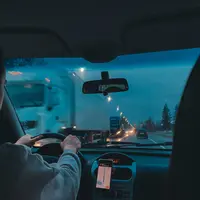 ilustrasi arti mimpi mengendarai mobil/Davyd Markovskyi/unsplash