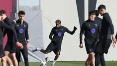 Penyerang Barcelona asal Spanyol, Lamine Yamal (tengah) bersama rekan setimnya mengikuti sesi latihan menjelang matchday 5 Liga Champions 2025-2026 melawan Chelsea di lapangan latihan Joan Gamper di Sant Joan Despi, pada Senin 24 November 2025. helsea akan menjamu Barcelona pada matchday ke-5 Liga Champions 2025-2026. (Lluis GENE/AFP)