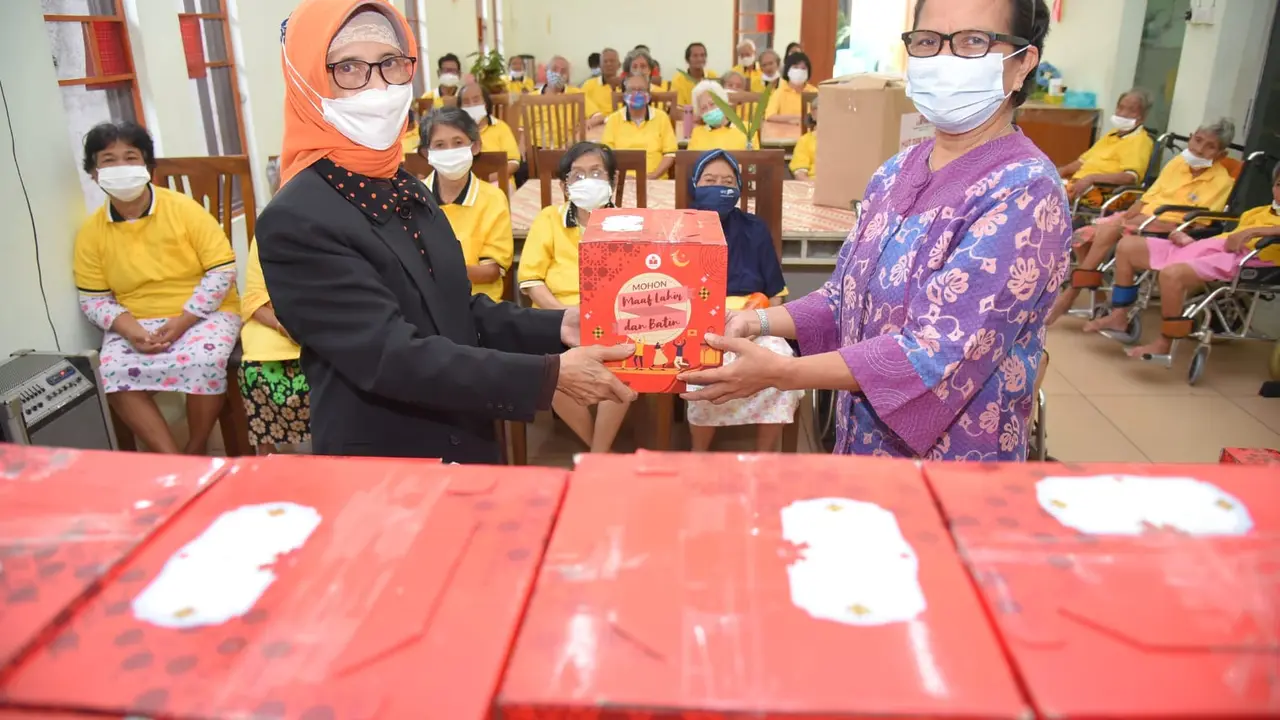 Persatuan Istri Anggota (PIA) DPR RI berbagi di tengah pandemi Covid-19
