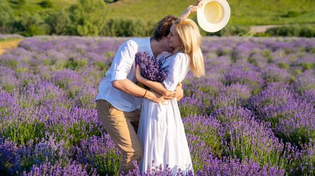 Ilustrasi pasangan kekasih saat momen lamaran. (Foto: Shutterstock)