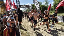 Peserta lomba memulai start "Legion Run" di Roma, Italia, Sabtu (13/4). Peserta harus melewati rintangan seperti dari lumpur, es dan kawat berduri dengan jarak tempuh 5 kilometer. (AFP PHOTO / Andreas SOLARO)