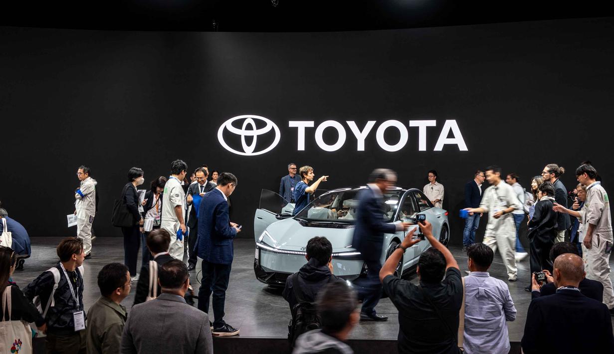 Orang-orang berkumpul di stan Toyota pada hari pers Japan Mobility Show di Tokyo pada Rabu 29 Oktober 2025. Ini menjadi jumlah tertinggi sepanjang penyelenggaraan pameran industri otomotif ini. (Philip FONG/AFP)