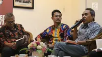 Peneliti LIPI, Syamsuddin Haris menjadi pembicara dalam peluncuran buku KPU dan diskusi publik di Media Center KPU RI, Jakarta, Rabu (13/12). Diskusi bertema "Menuju Pemilu 2019 Berintegritas dan Demokrasi Terkonsolidasi". (Liputan6.com/Angga Yuniar)