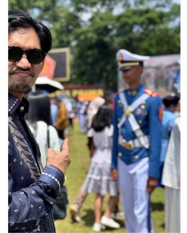 6 Potret haru Dhofin anak Ibnu Jamil wisuda Prabhatar Akmil 2025, sujud di kaki sang ibu