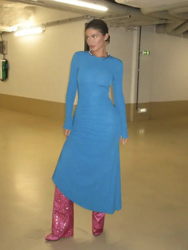 Gaya Kylie Jenner Selama Paris Fashion Week, credit: (@kyliejenner)