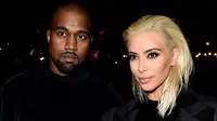 Bokong Kim Kardashian Bikin Tangan Kanye West Terus Melengket