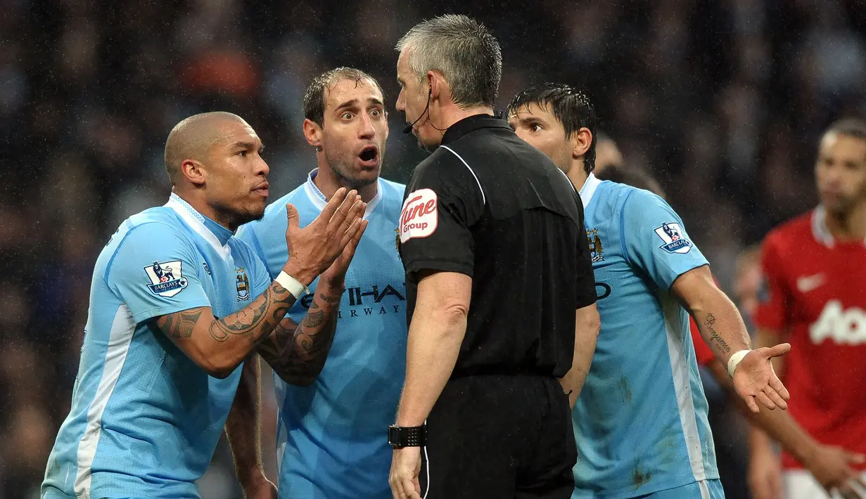 Sejumlah pemain Manchester City memprotes wasit pada laga putaran ketiga Piala FA 2011/2012 melawan Manchester United yang berlangsung di Etihad Stadium, Manchester, 8 Januari 2012. (AFP/Paul Ellis)