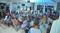 Para warga Kota Palembang beramai-ramai berobat ke puskesmas (Liputan6.com / Nefri Inge)