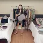 Kesulitan packing? Lihat wanita ini membawa lebih dari 100 barang ke dalam tas kecil.