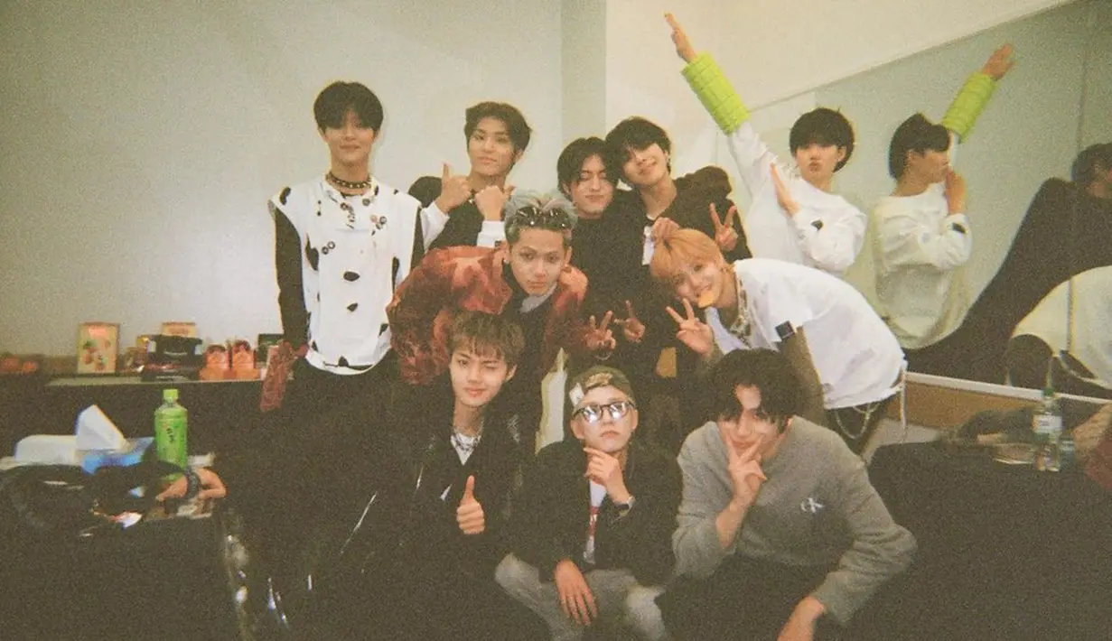 Momen kebersamaan kesepuluh member Treasure saat di belakang panggung ini juga tak lepas dari sorotan. Pasalnya, grup yang memiliki 2 leader, yakni Hyunsuk dan Jihoon ini juga memperlihatkan kedekatan satu sama lain. (Liputan6.com/IG/@yg_treasure_official)