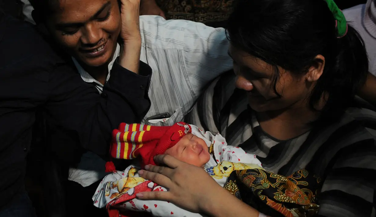 Kini Toni dan Lasmaria bisa bernapas lega setelah petugas kepolisian berhasil menemukan bayi Toni di rumah kontrakan penculik berinisial DA di kawasan Pasir Kaliki, Bandung (ANTARA FOTO/Novrian Arbi)