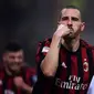 Selebrasi Leonardo Bonucci usai mencetak gol untuk AC Milan ke gawang Crotone. (MARCO BERTORELLO / AFP)