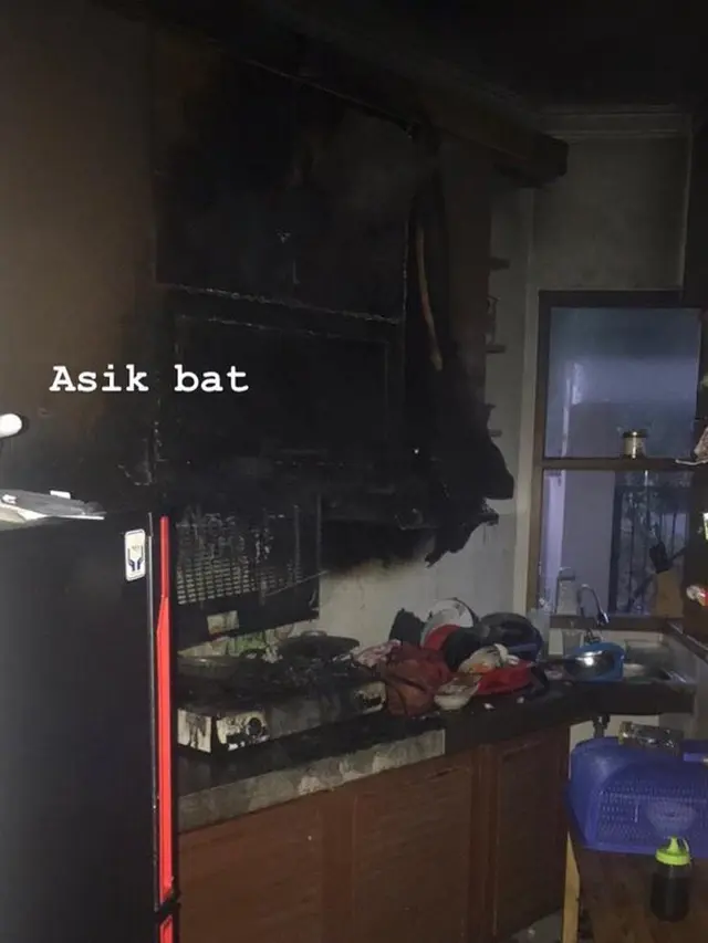 Potret Keadaan Dapur Saat Diambil Alih Bapak-bapak, Bak Medan Pertempuran. (Sumber: Twitter/FOODFESS2)