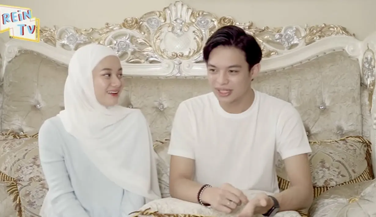 Masih belum percaya, Dinda Hauw kembali melakukan test hingga dua kali, dan hasilnya sama yang satu samar. Kemudian keduanya ke dokter dan dinyatakan positif.(Youtube/ Rein Tv)