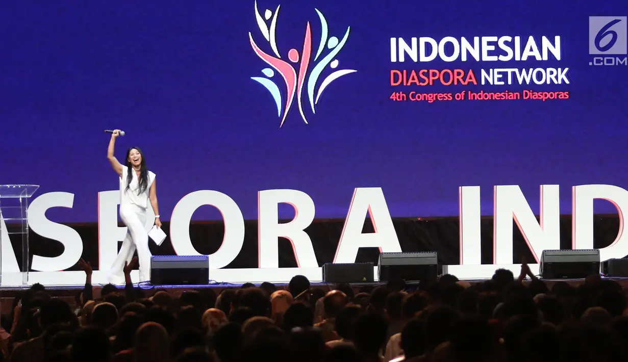 Anggun C. Sasmi menyapa hadirin dalam 4th Congress of Indonesian Diaspora di Kota Kasablanka, Jakarta, Sabtu (1/7). Anggun berbagi pengalaman kisah hidup dalam meraih kesuksesan di dunia musik hingga go international. (Liputan6.com/Angga Yuniar)